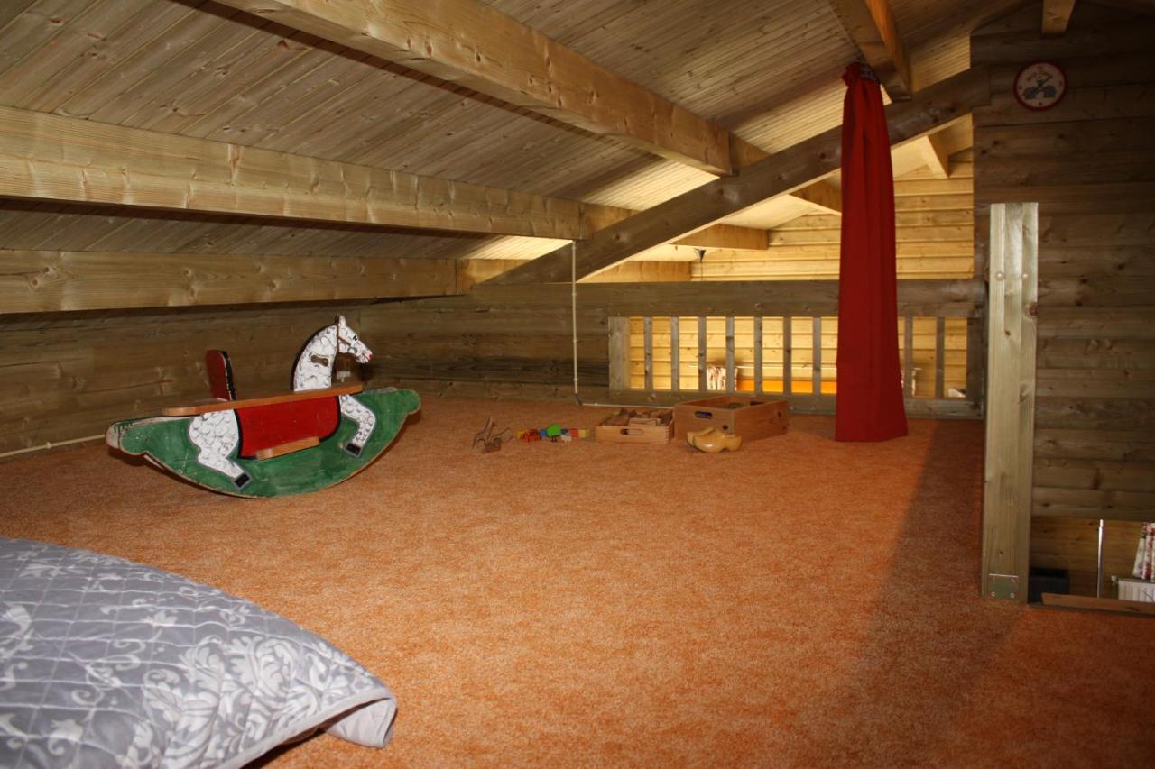 Villa Emilia - Gemuetliches Kinderfreundliches Blockhaus Mit Umzaeuntem Garten Sint Annaland Bagian luar foto