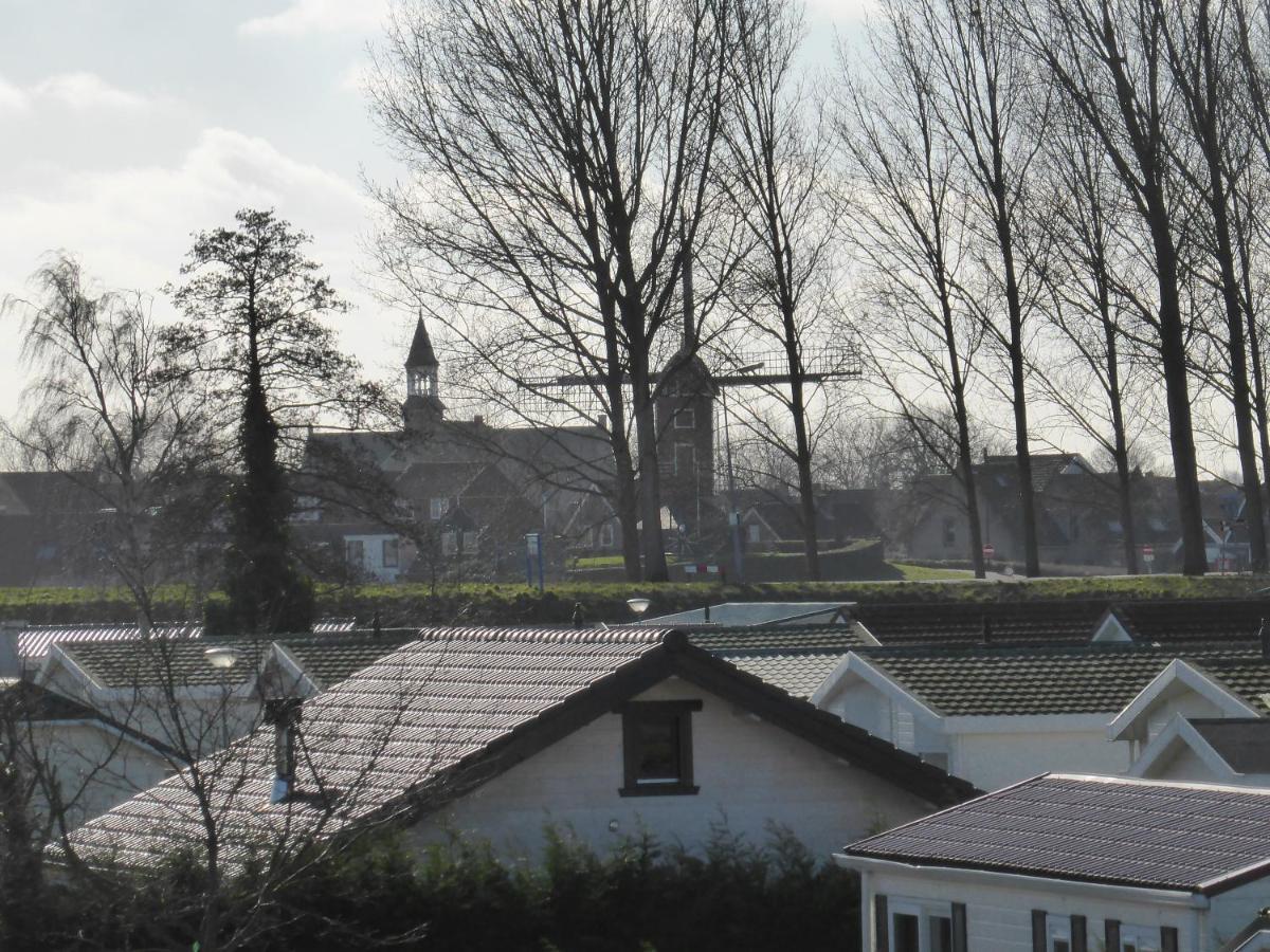 Villa Emilia - Gemuetliches Kinderfreundliches Blockhaus Mit Umzaeuntem Garten Sint Annaland Bagian luar foto