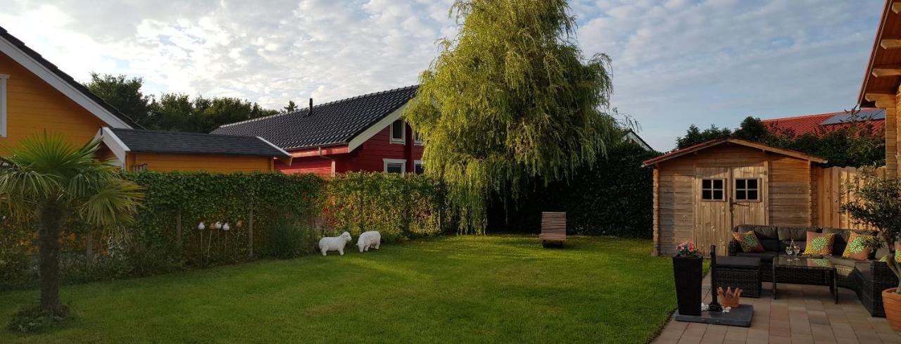 Villa Emilia - Gemuetliches Kinderfreundliches Blockhaus Mit Umzaeuntem Garten Sint Annaland Bagian luar foto