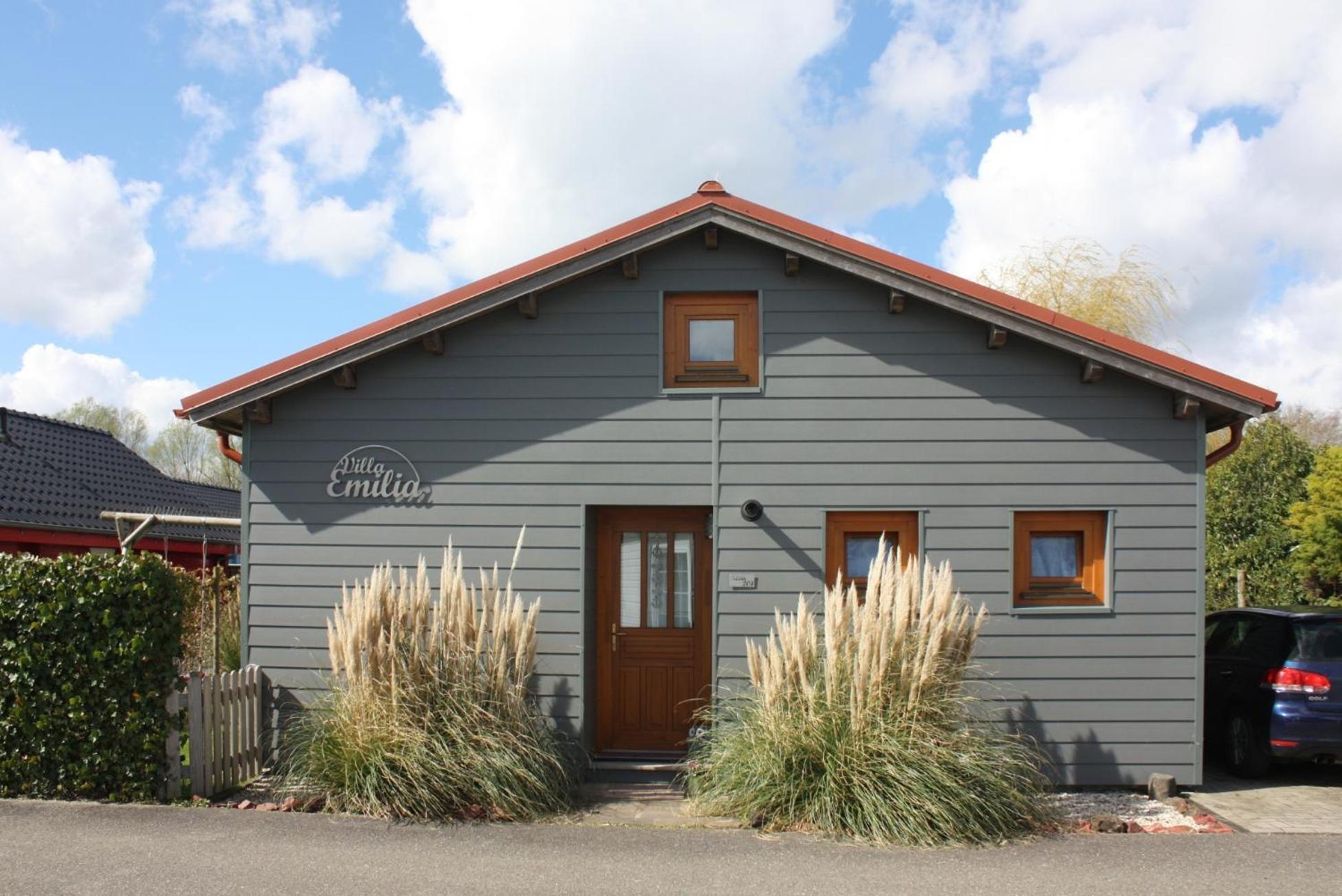 Villa Emilia - Gemuetliches Kinderfreundliches Blockhaus Mit Umzaeuntem Garten Sint Annaland Bagian luar foto