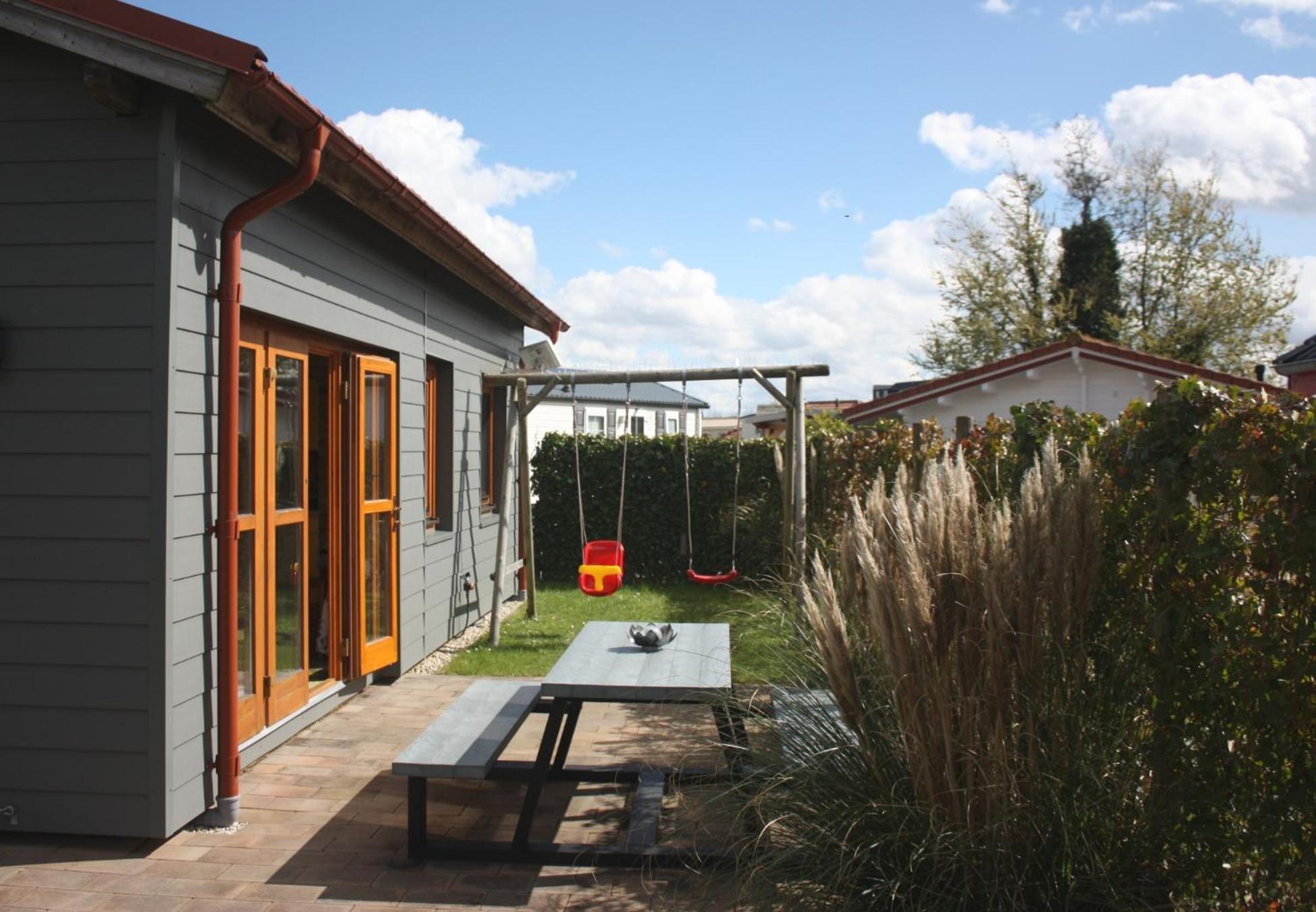 Villa Emilia - Gemuetliches Kinderfreundliches Blockhaus Mit Umzaeuntem Garten Sint Annaland Bagian luar foto