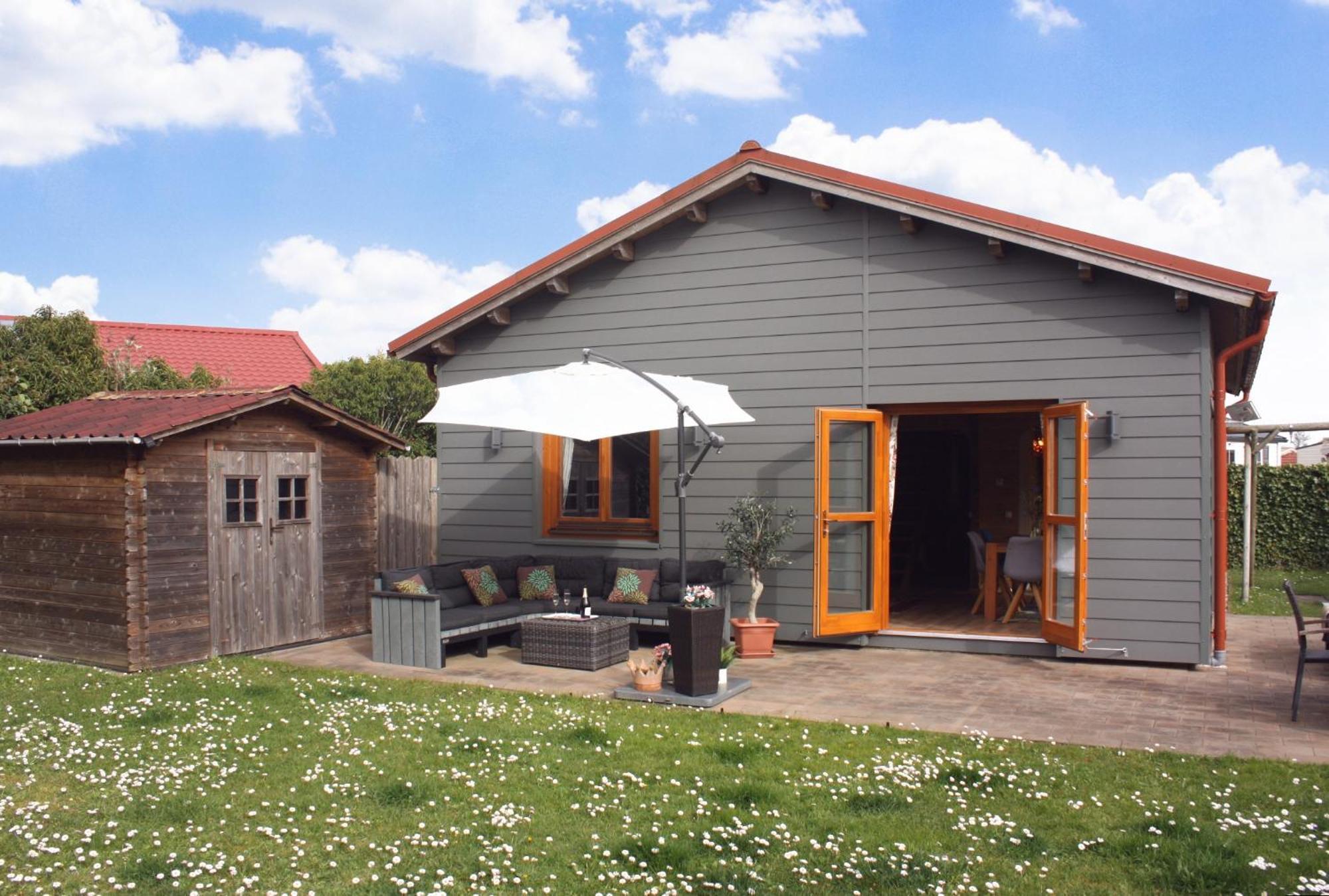 Villa Emilia - Gemuetliches Kinderfreundliches Blockhaus Mit Umzaeuntem Garten Sint Annaland Bagian luar foto